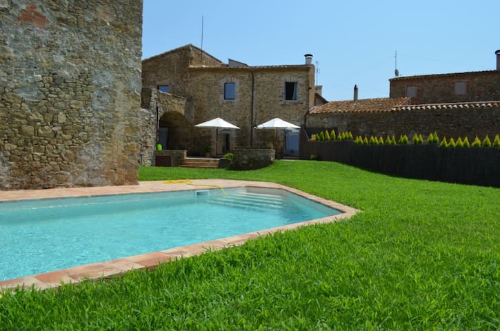 Masía del S.XVI con piscina y jardín en Ullastret