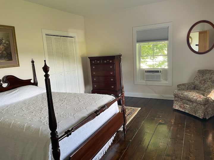 The Berkshire House Spacious Farmhouse Farm stays for Rent in