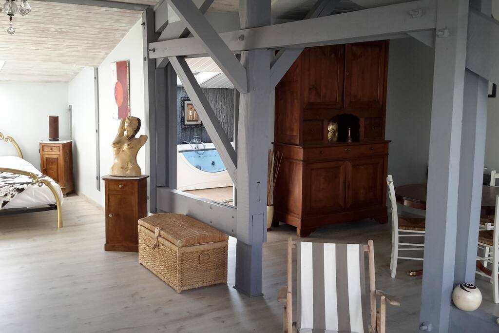 Bel espace de vie, chaleureux, lumineux incitant à la détente.