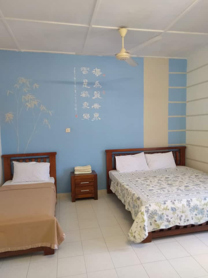 Chambre 1 à 1 lit King Size et 1 lit simple attaché avec salle de bain privée. 