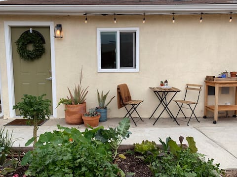 Private Garden Studio - Close to LAX, Sofi