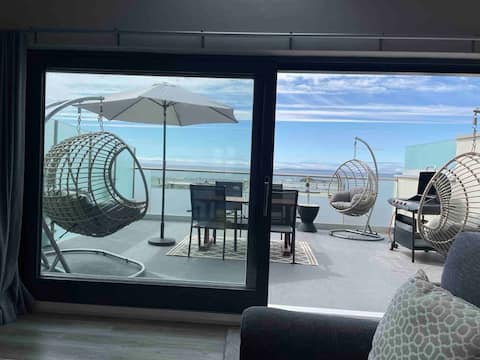 Luxurious seaside holiday home, minutes from beach
