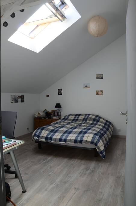 Chambre avec douche et toilettes