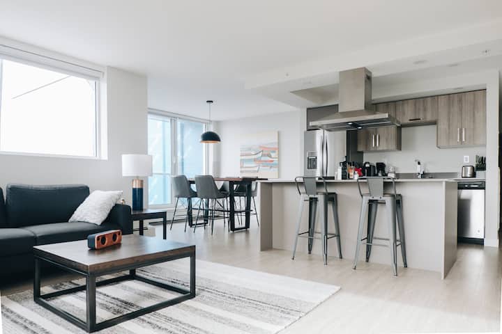 Corner Unit w. Harbour Views, Parking, and Gym