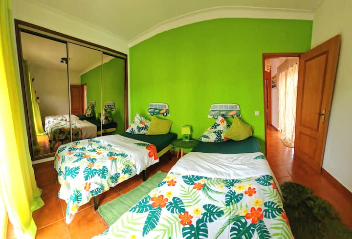 

Მწვანე ოთახი ორი ერთადგილიანი საწოლით (1. სართული)
Მწვანე ოთახი ორი ერთადგილიანი საწოლით(1-ლი სართული)