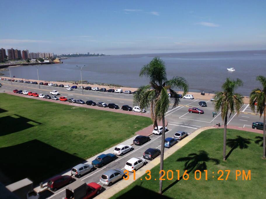 Blick auf die Rambla und den Fluss/Vista a la Rambla y al rio