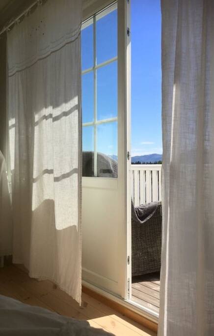Våkn opp til solskinn og utsikt over fjell og fjord