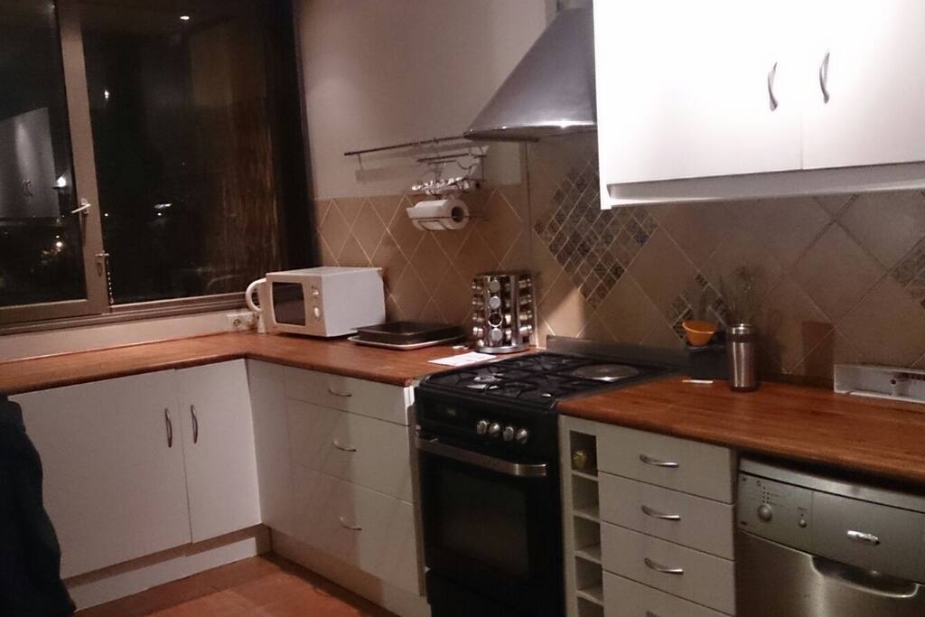 Grande cuisine ouverte et fonctionnelle