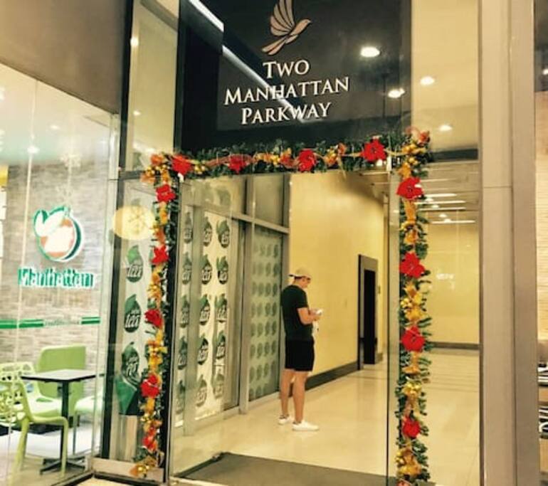 Entrance to the building, it's between Infinitea cafe (on the left) and another establishment on the right