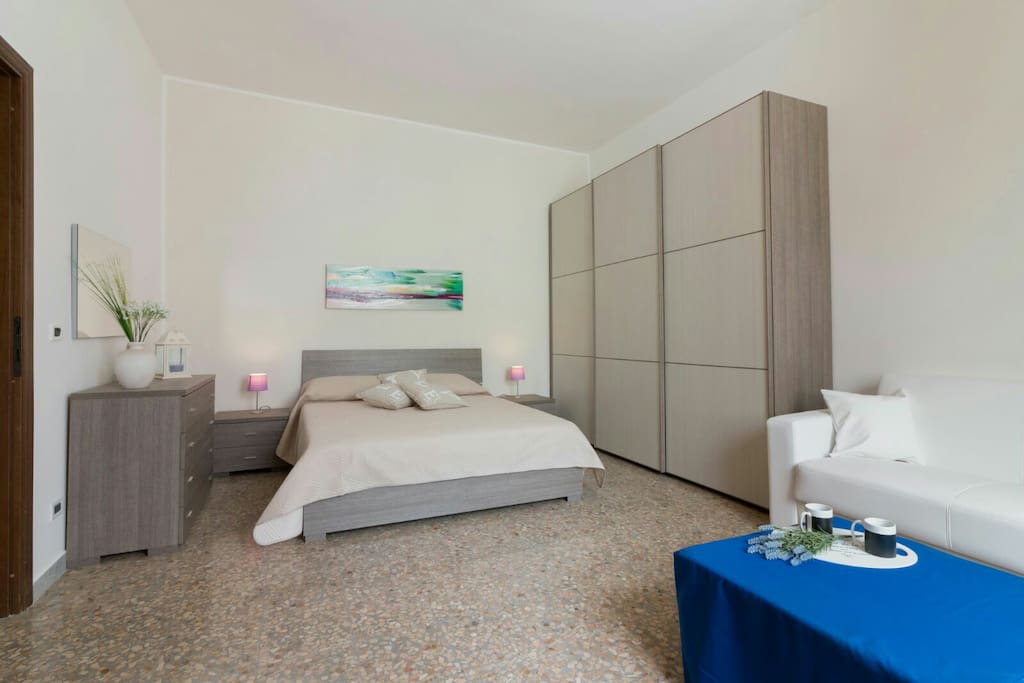 Camera matrimoniale con letto e divano letto