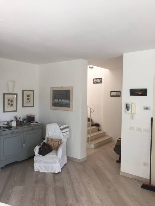 Ingresso con zona relax e divani