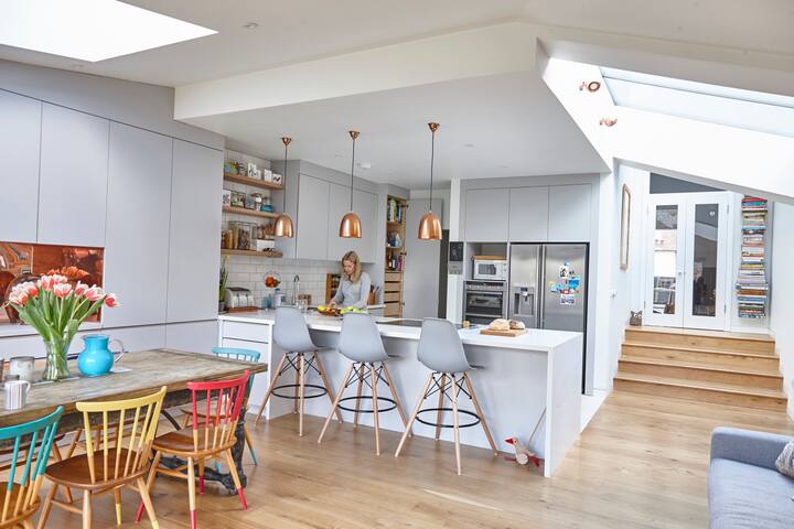 Beautiful 6 bedroom family home with pool, London gallery image 2