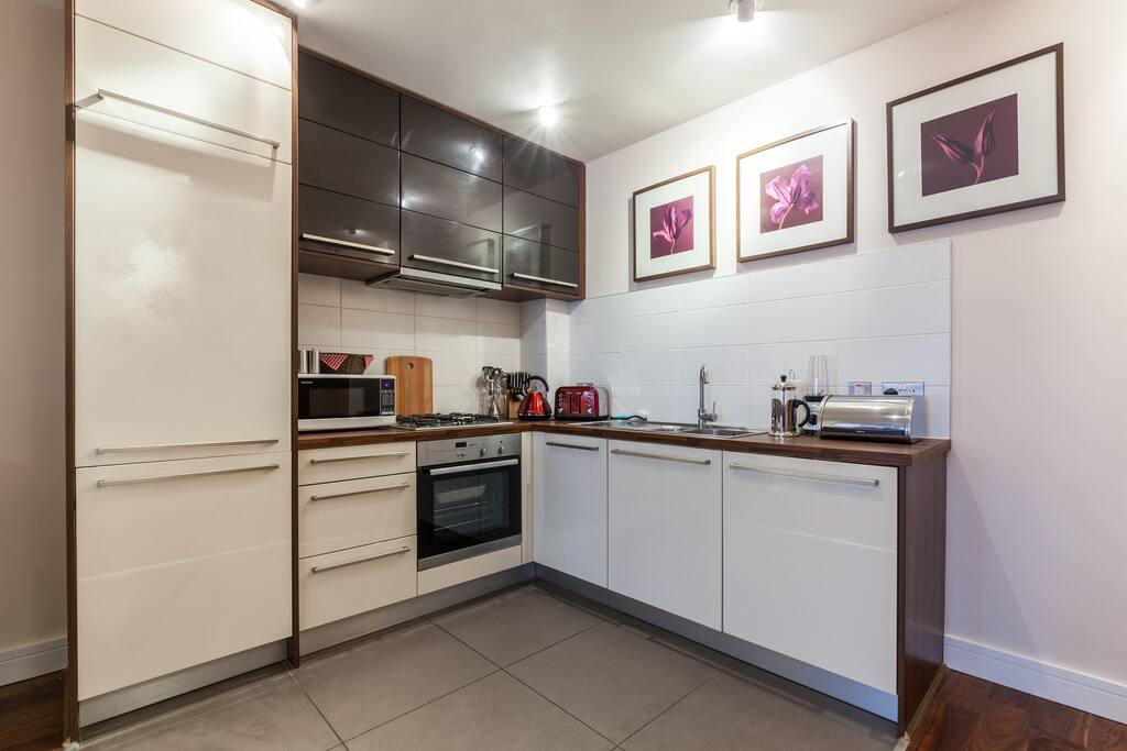 Compact kitchen with all mod cons including dishwasher.