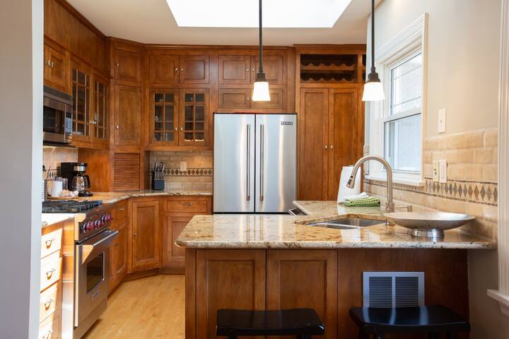 Grand Home near Lakes, DT, Conv. Ctr., Stadiums gallery image 5