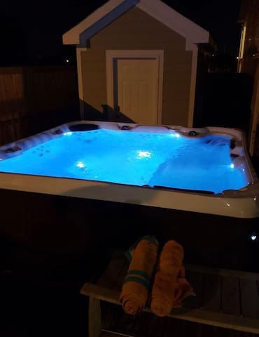 Hot Tub! Sleeps 12! 2 Private Units! 6 Bedrooms!