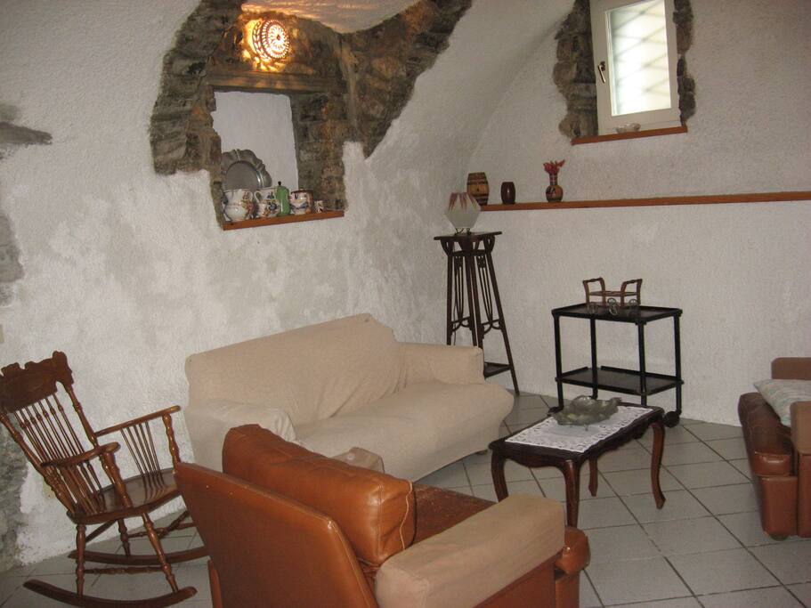 Particolare della taverna ricavata nella roccia