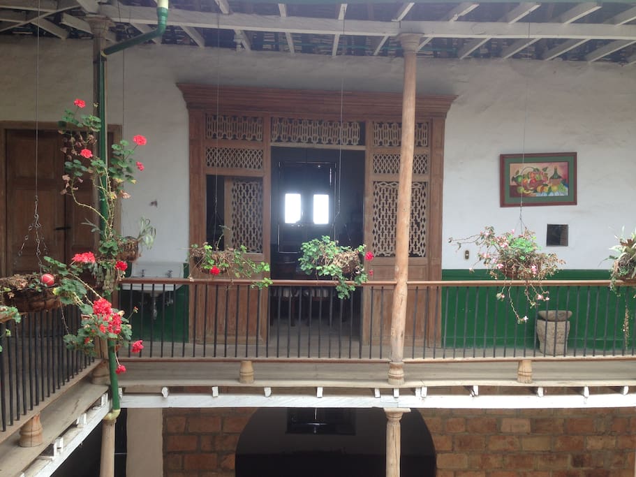 Puertas con calados, pisos en madera y techo en teja de barro