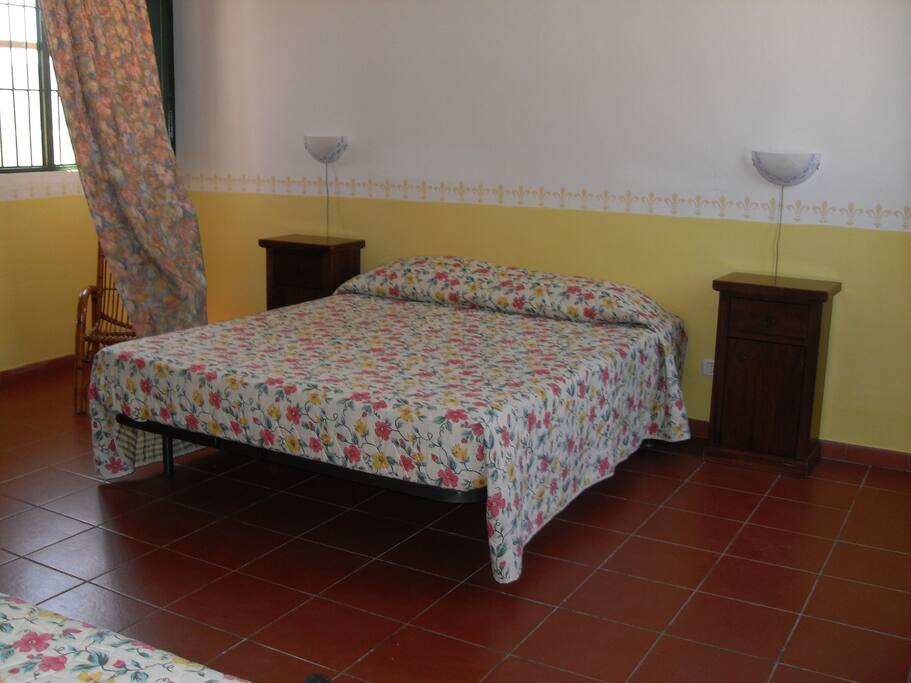 Camera da letto standard in cui è possibile anche inserire un altro lettino singolo