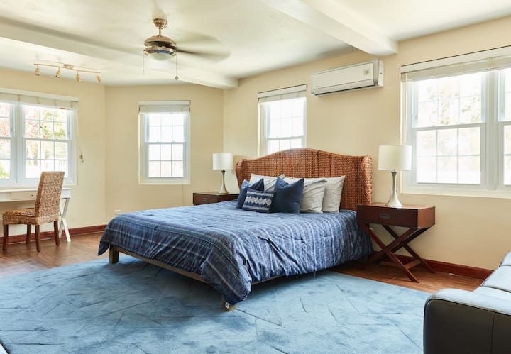 Indigo : chambre au rez-de-chaussée avec lit King Size et canapé convertible Queen Size