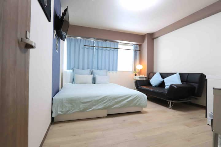 房间B ，一张加大双人床（ 180 * 200 ） ，配备两张单人床和一张沙发床（ 120 * 200 ） ，房间内有独立的马桶和淋浴间，还有一个洗面角，还有一张书桌