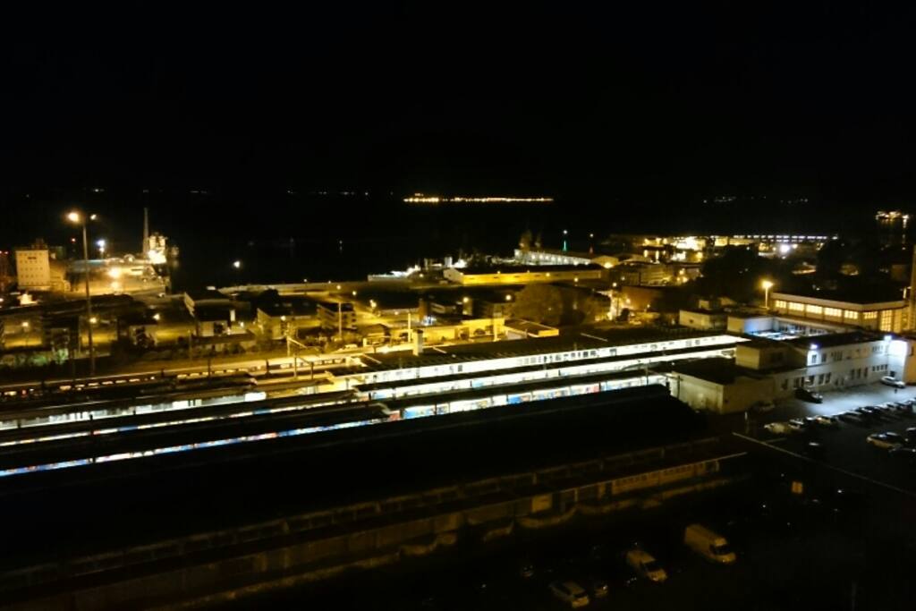 vue du balcon, qui longe l'appartement