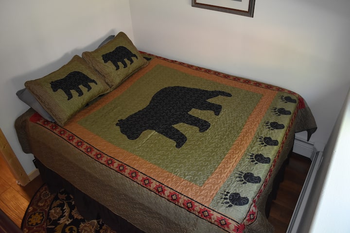 Bears Den #3 / 1 Queen Bed