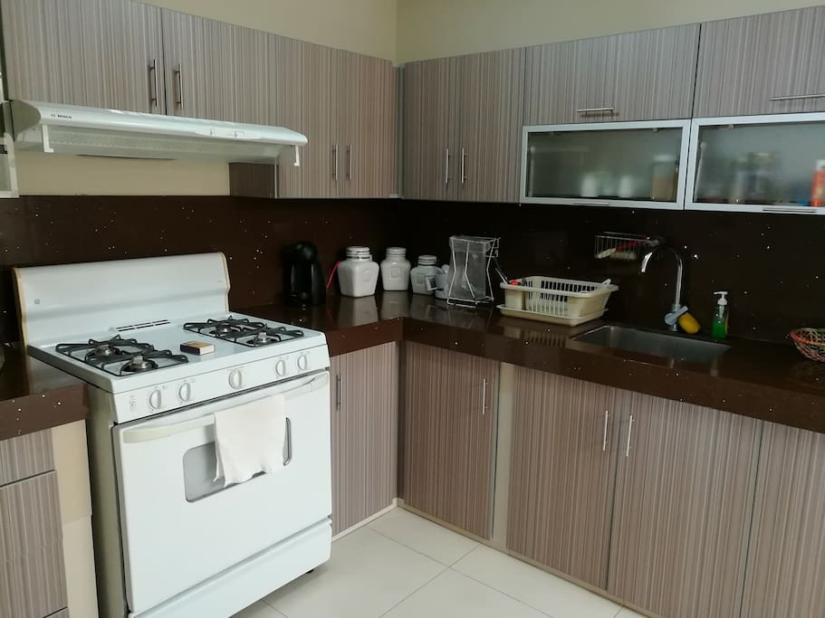 La cocina, primero hay que pasar por ella para llegar a la habitación.