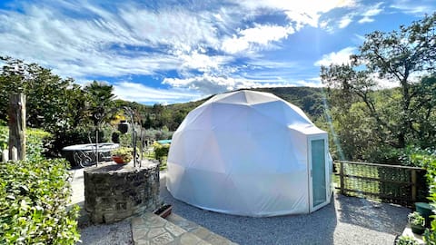Bubble room with heated whirlpool jacuzzi
