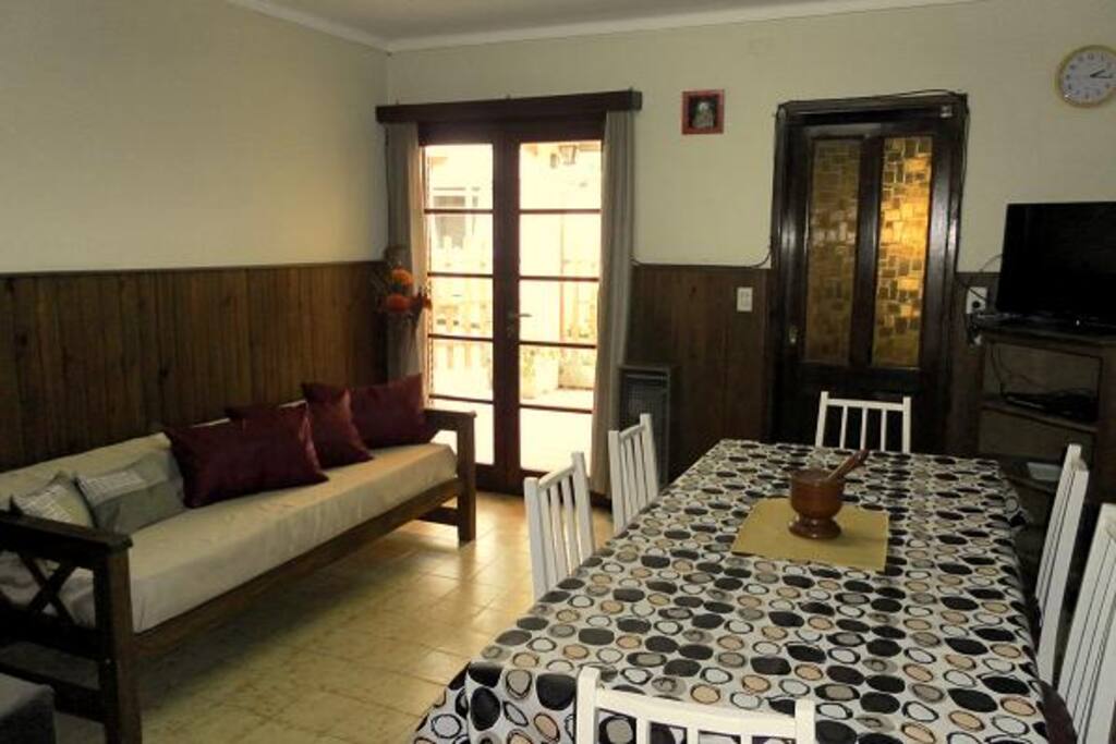 Amplio comedor con TV