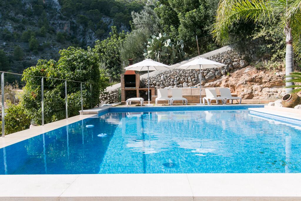 Pool mit Blick auf den Barbeque