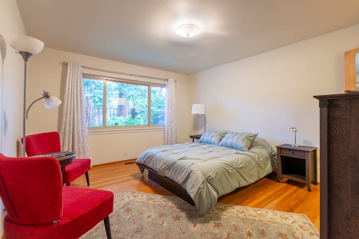 Спалнята/луксозният апартамент в секвои има двойно легло.