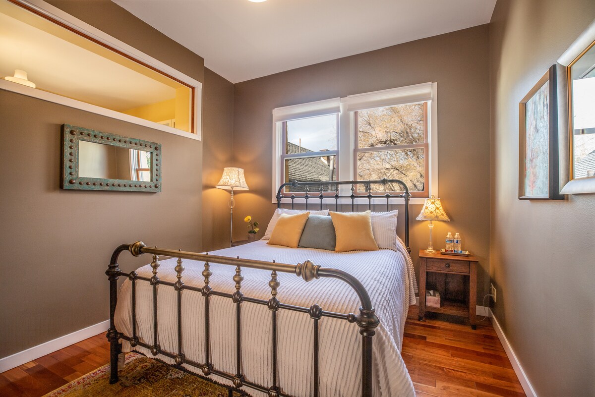 Spálňa s manželskou posteľou Queen a množstvom svetla