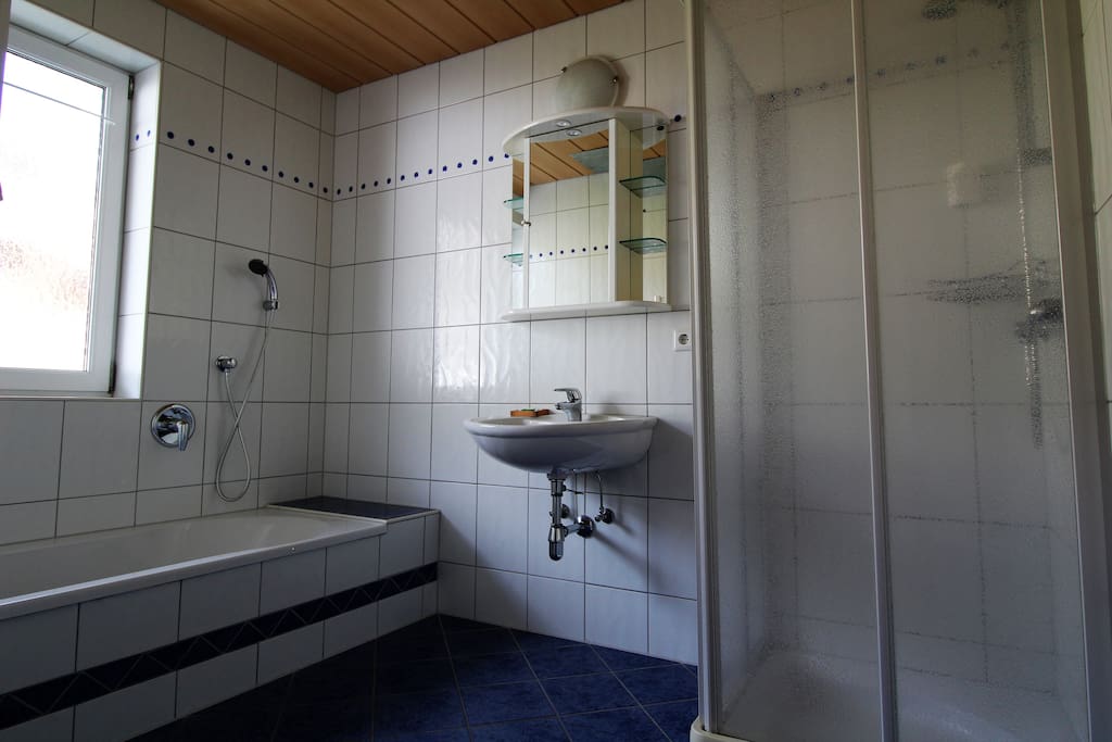 Bad mit Dusche und Badewanne