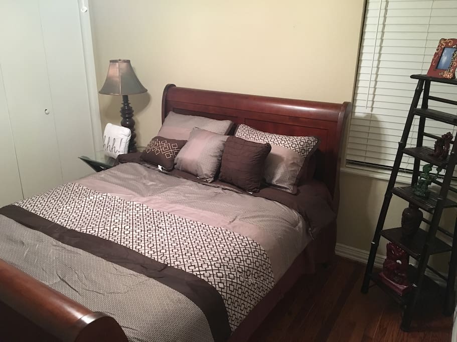 Room 2 Queen bed