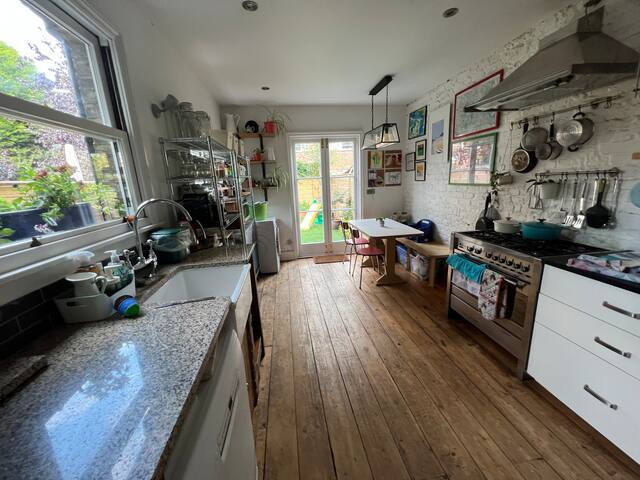 Smart, modern home. Free parking gallery image 4