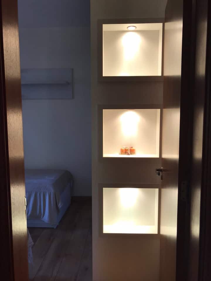 Dormitorio con tres camas individuales.