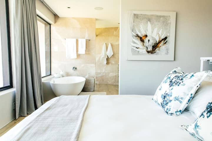 Chambre 1 (chambre principale, salle de bains privative)