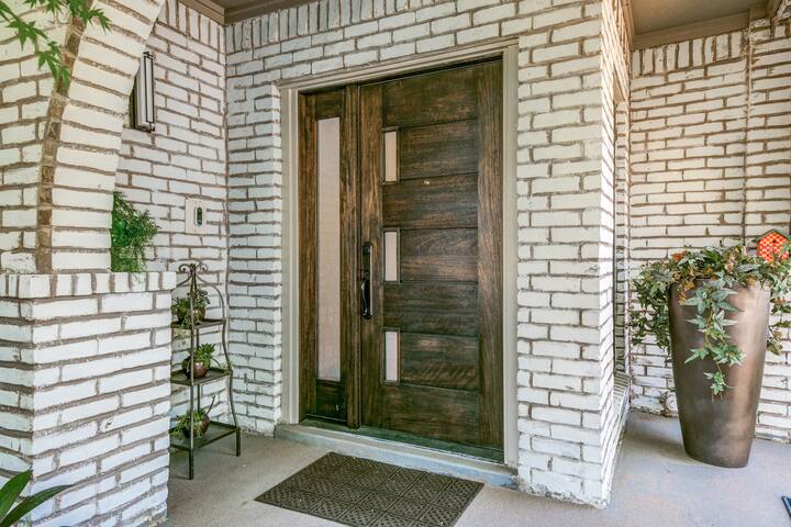 An upscale property in a prestigious neighborhood. gallery image 3