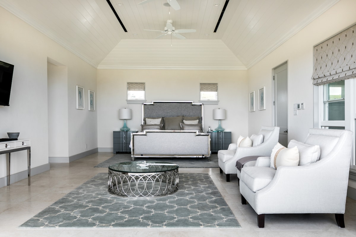 Superbe chambre principale avec vue sur la piscine et le parcours de golf, balcon privé, lit super king size britannique, climatisation, ventilateur de plafond, télévision et salle de bain attenante.