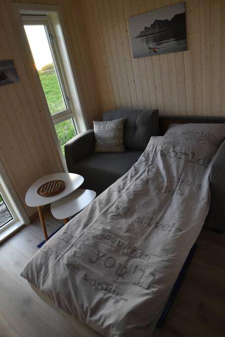 Seng kan res opp for en person. Sofabed made for 1 person.