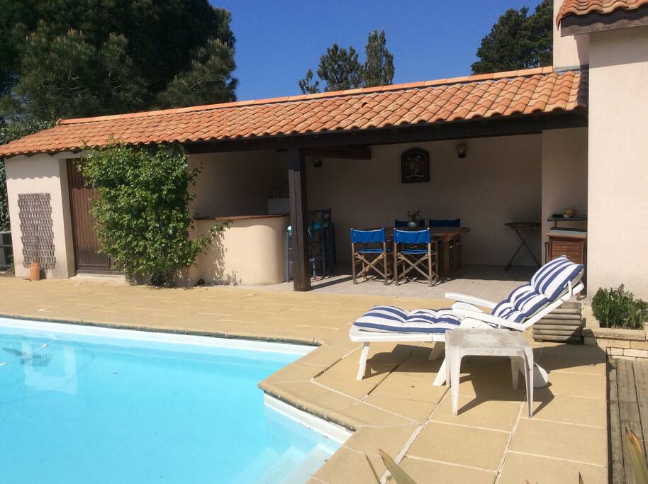 Pool house avec bar, barbecue., bar, évier, réfrigérateur.