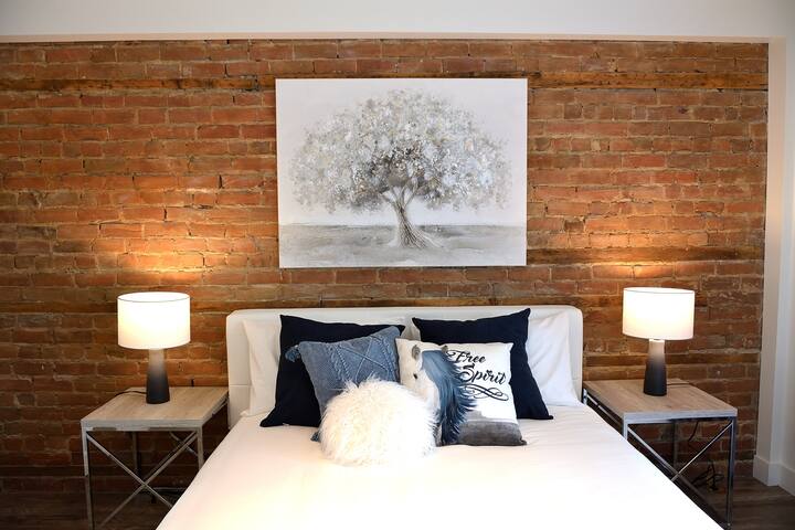 Rooftop Deck w/Mont-Royal views- 4 Full Bathrooms! gallery image 3