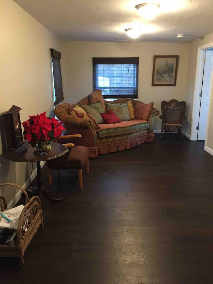 Charming 2bd Apartment. - Lenox, MA