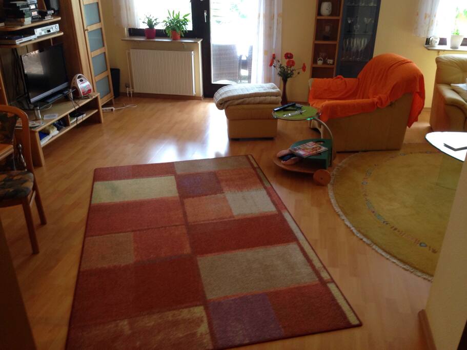 Fernsehschrank mit gemütlichem Sessel mit Blick in den Garten