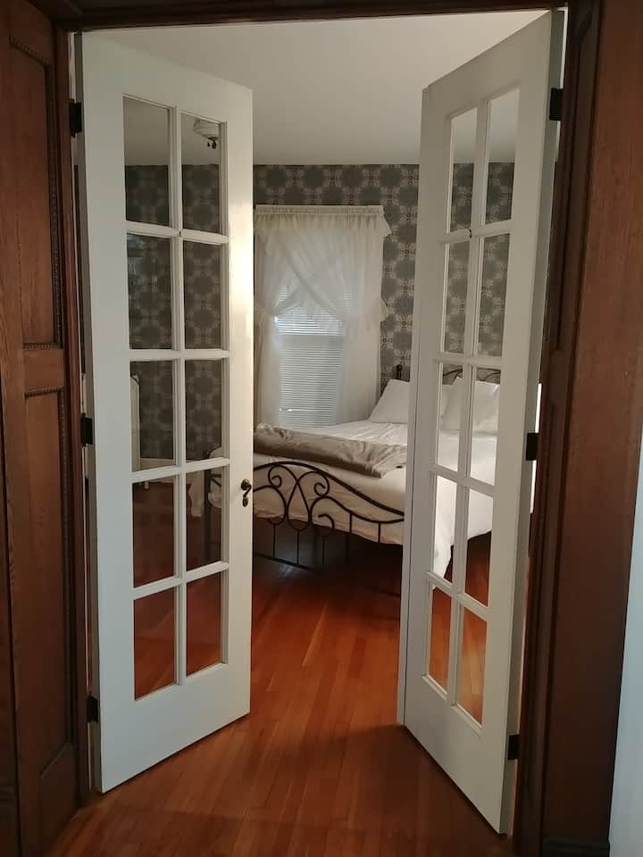 Milango ya Kifaransa kwenye chumba cha kulala cha ghorofani