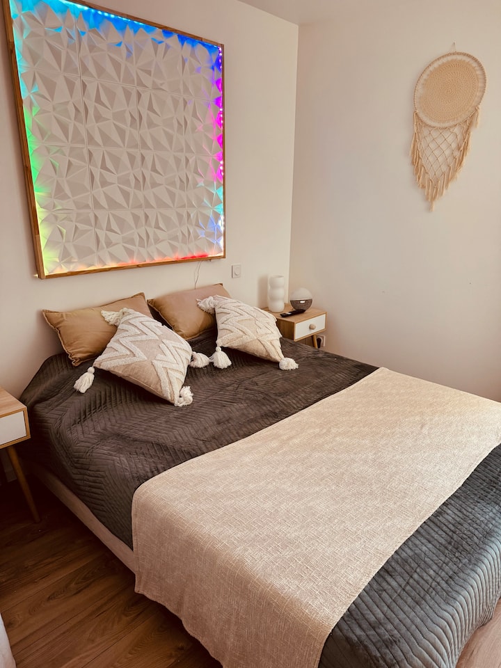Quarto 1. Cama, 160  com guarda-roupa e smart tv.