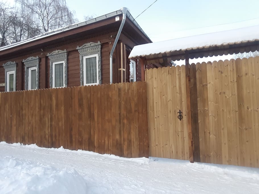 Гостевой дом обнесен забором из термодоски