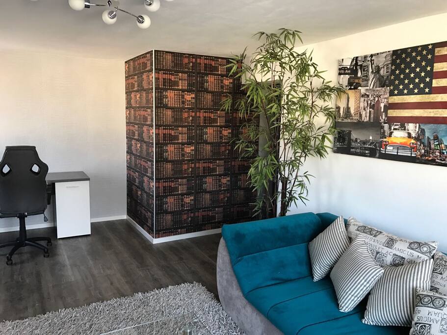 Wohnzimmer + Schreibtisch
