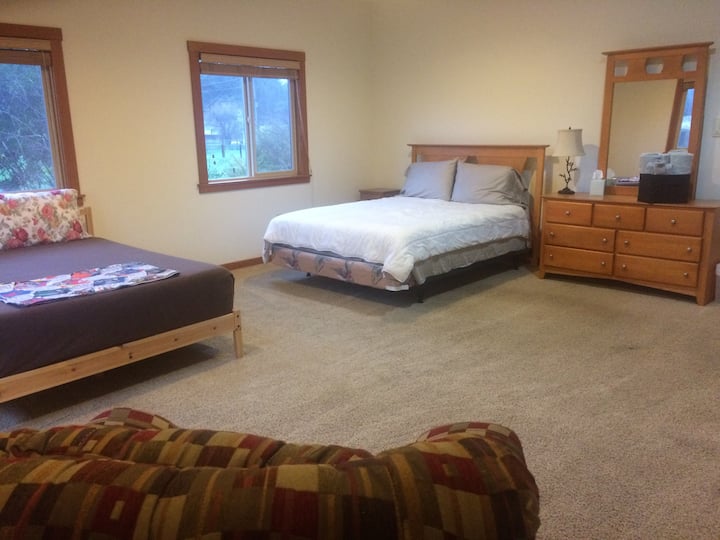 ห้องนอนใหญ่ทางตะวันตกเฉียงเหนือพร้อมเตียงควีนไซส์ 2 หลัง 