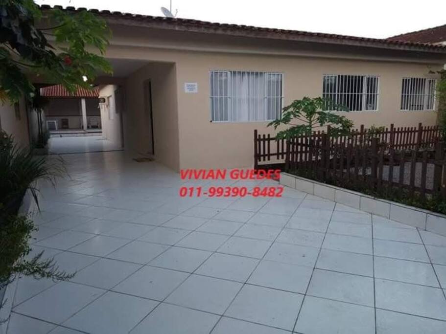 Frente da casa, garagem para 6 carros
